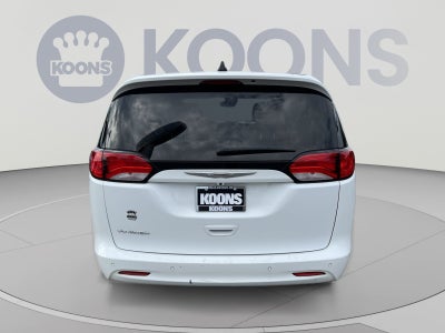 2022 Chrysler Voyager LX